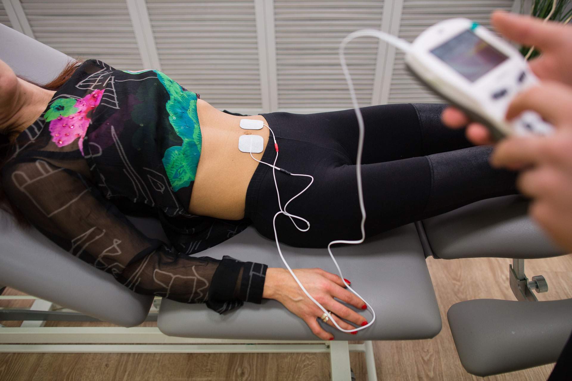Elektroterapia to jeden z zabiegów fizykoterepeutycznych wykonywnych w RehaFit Wrocław.