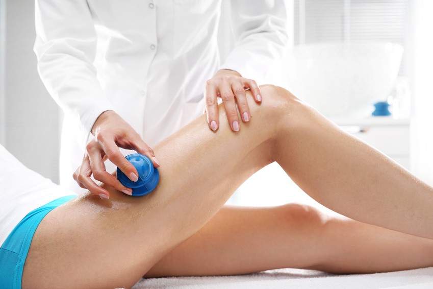 Antycellulitowy i wyszczuplający masaż bańką chińską ud pacjentki w centrum RehaFit we Wrocławiu.