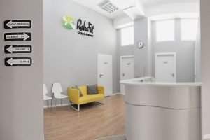 panaramiczne zdjęcie recepcji centrum rehabilitacji, masażu i treningu personalnego RehaFit