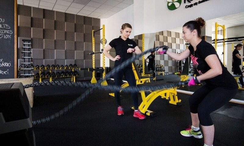 Trenerka personalna dogląda podopieczną podczas treningu obwodowego w centrum RehaFit.