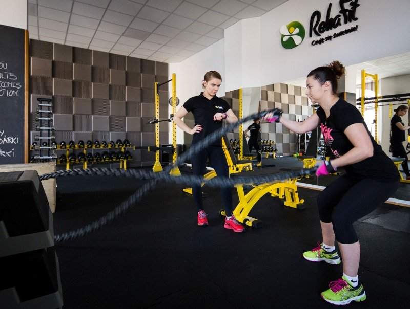 Trenerka personalna dogląda podopieczną podczas treningu obwodowego w centrum RehaFit.