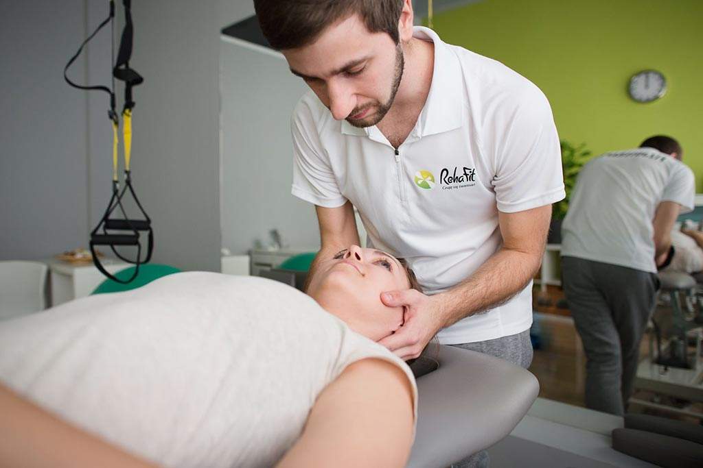 Fizjoterapeuta podczas fizjoterapii z użyciem terapii manualnej na odcinku szyjnym kręgosłupa. Skuteczna redukcja bólu i napięcia mięśni.