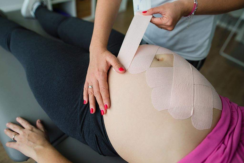 Kinesiotaping dla kobiet w ciąży we Wrocławiu. Kadra doświadczonych fizjoterapeutów pomoże Ci wrócić do zdrowia.