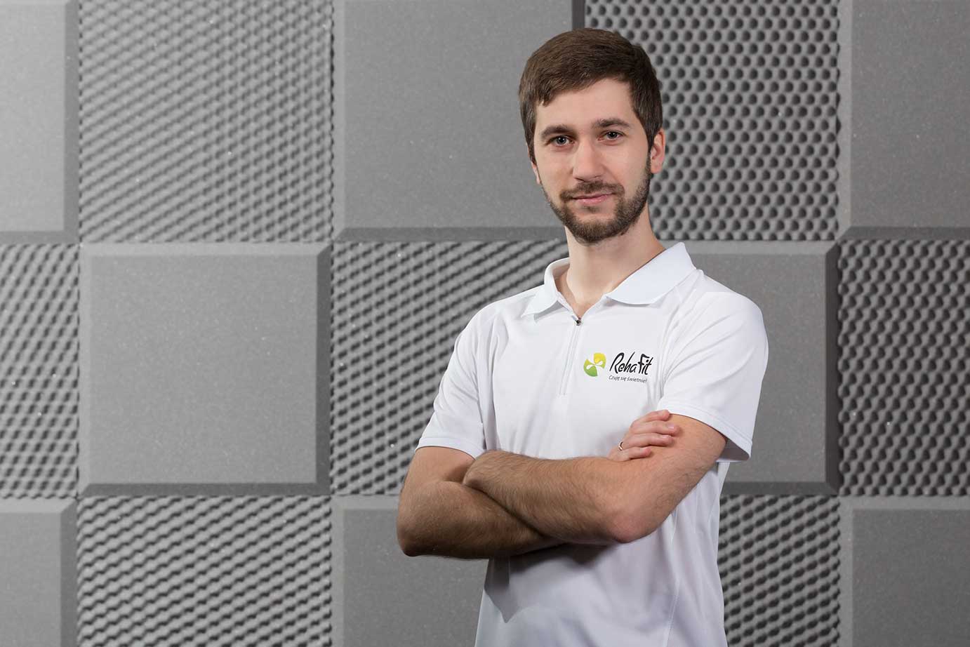 Fizjoterapeuta Wiktor Deroń z centrum rehabilitacji i masażu RehaFit. Terapeuta manualny, terapeuta metody FDM