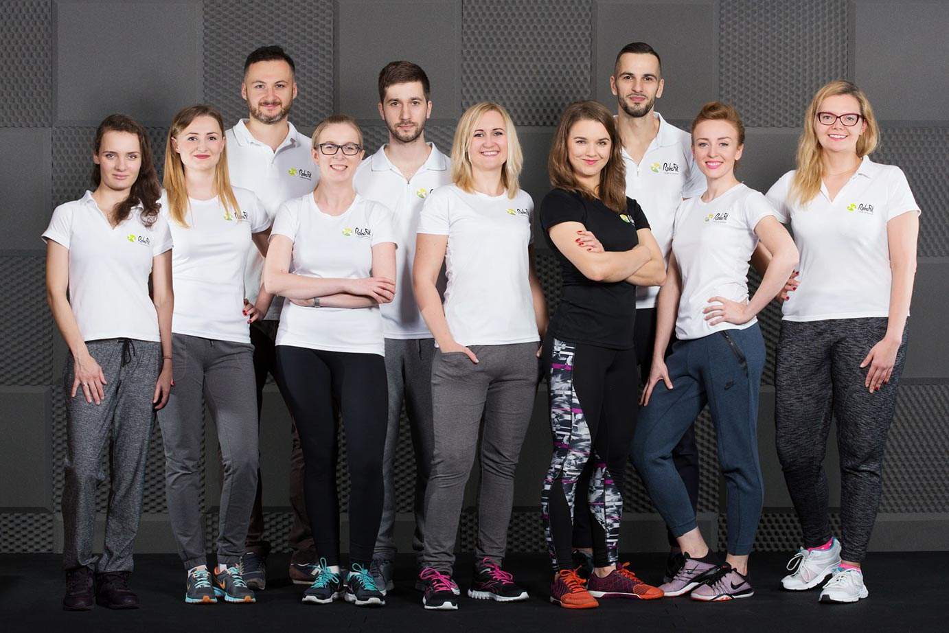 Zespół fizjoterapeutów i trenerów personalnych wrocławskiego centrum rehabilitacji, masażu i treningu personalnego RehaFit.