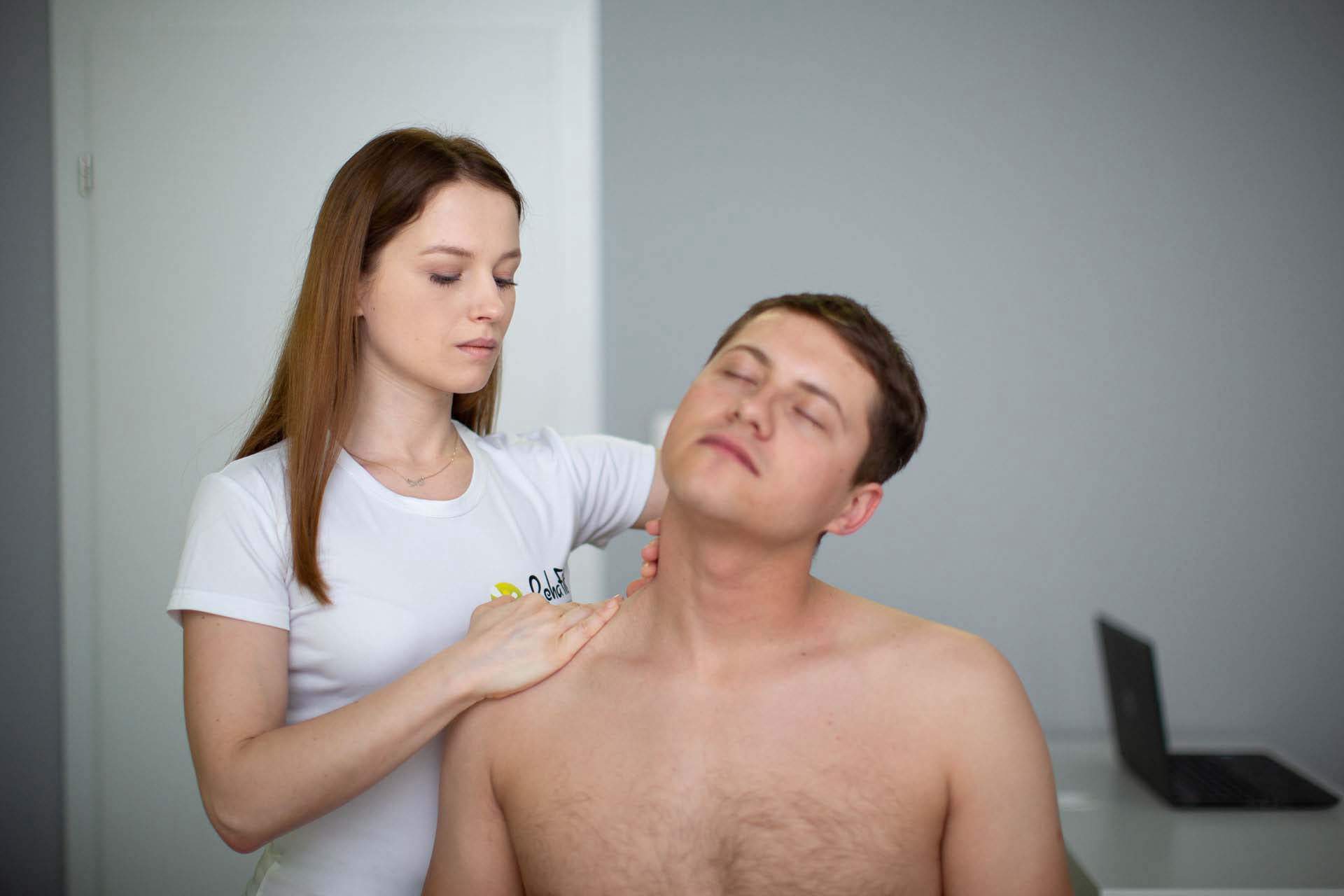 Terapia powięziowa prowadzona w obrębie szyjnego odcinka kręgosłupa.