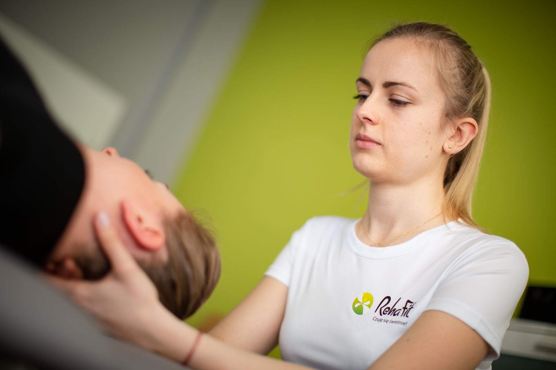 Fizjoterapeuta podczas terapii odcinka szyjnego kręgosłupa.